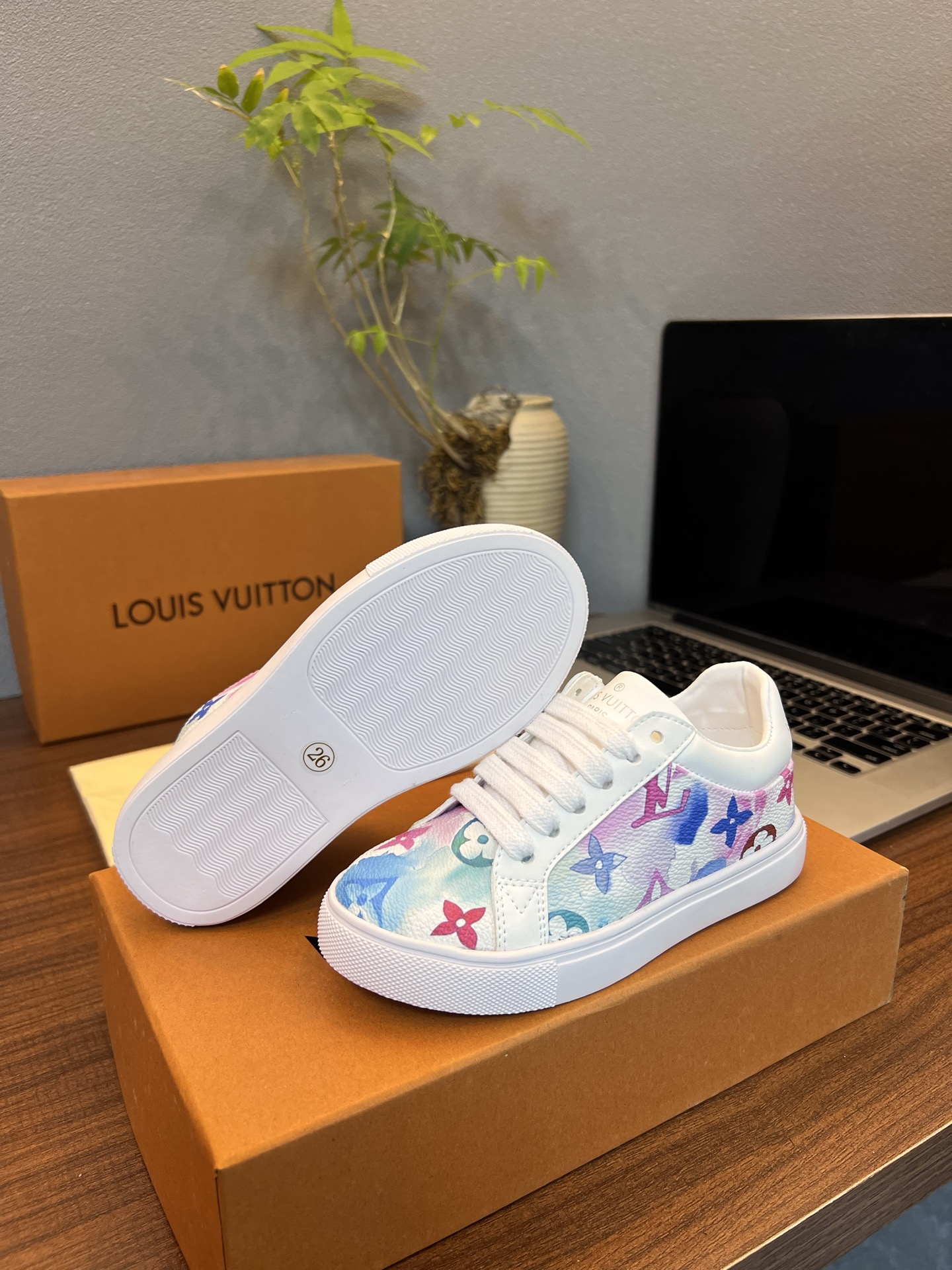 Children's shoes child